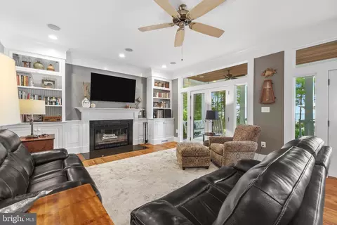 Living - 990 Marzoff Rd, Deale, MD 20751 photo 2 of 2