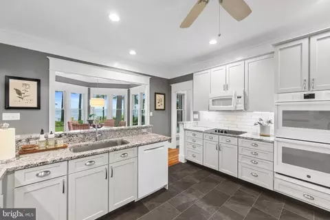 Kitchen - 990 Marzoff Rd, Deale, MD 20751 photo 5 of 6