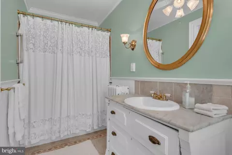 Bath - 100 Conduit St, Annapolis, MD 21401 photo 4 of 6