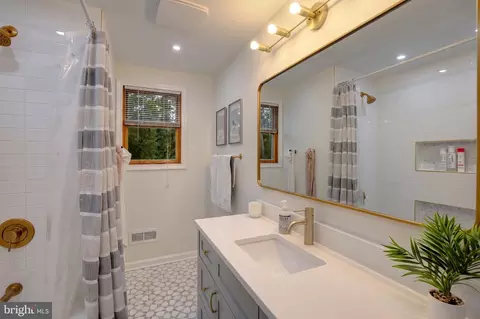 Bath - 101 Park Ave, Edgewater, MD 21037 photo 2 of 3