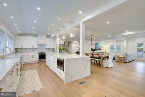 Kitchen - 101 Park Ave, Edgewater, MD 21037 photo 3 of 4