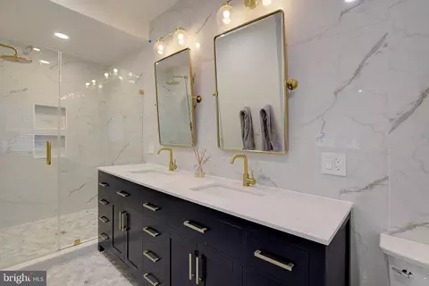 Bath - 101 Park Ave, Edgewater, MD 21037 photo 1 of 3