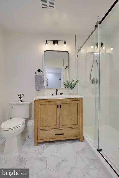 Bath - 101 Park Ave, Edgewater, MD 21037 photo 3 of 3