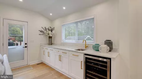 Entry Way - 101 Park Ave, Edgewater, MD 21037 photo 4 of 6