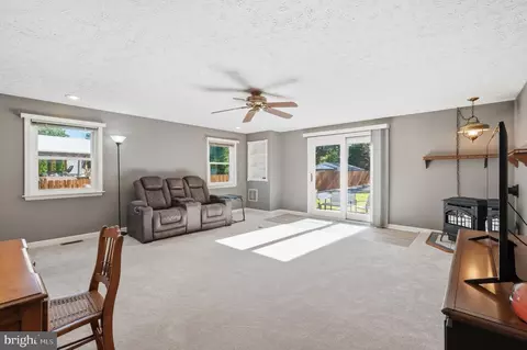 Living - 1247 Pekin Rd, Pasadena, MD 21122 photo 4 of 5