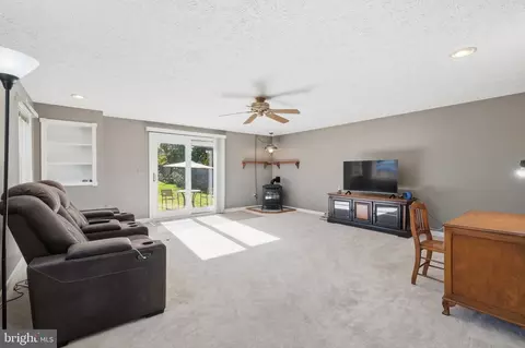 Living - 1247 Pekin Rd, Pasadena, MD 21122 photo 3 of 5