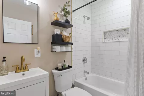 Bath - 7684 Pine Haven Dr, Pasadena, MD 21122 photo 3 of 3