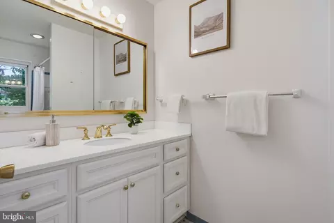 Bath - 1598 Chocataw Rd, Arnold, MD 21012 photo 2 of 4