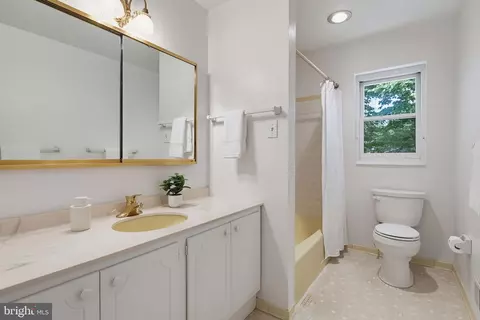 Bath - 1598 Chocataw Rd, Arnold, MD 21012 photo 4 of 4