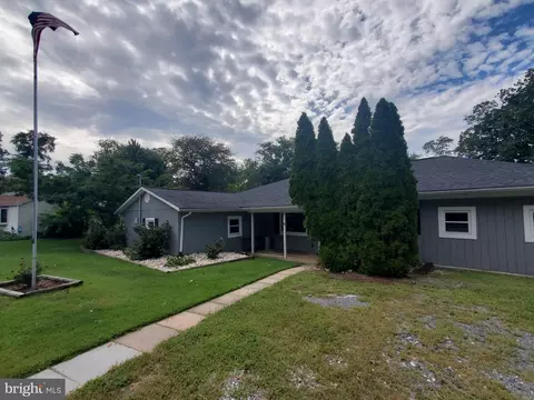 610 Laurel Dr, Pasadena, MD 21122 photo 2