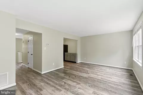 Living - 7819 Leonardo Ct, Pasadena, MD 21122 photo 4 of 6