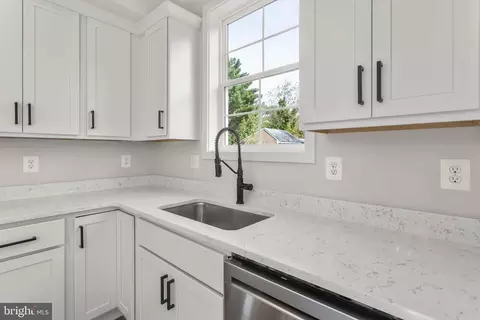 Kitchen - 3734 3rd Ave, Edgewater, MD 21037 photo 5 of 7