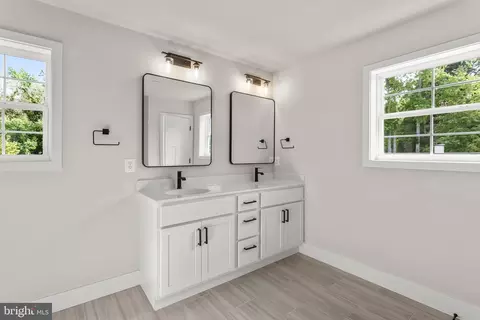 Bath - 3734 3rd Ave, Edgewater, MD 21037 photo 4 of 5