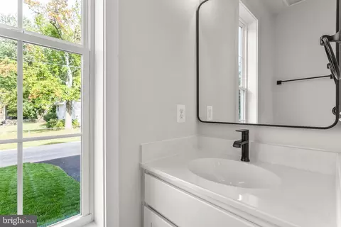 Bath - 3734 3rd Ave, Edgewater, MD 21037 photo 2 of 5