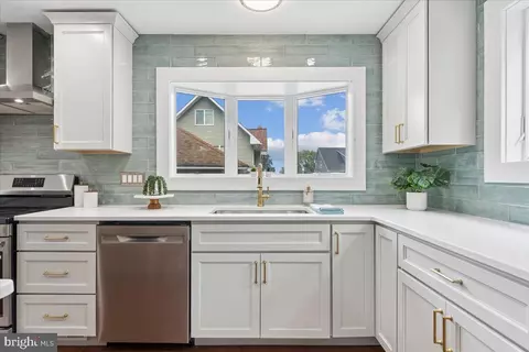 Kitchen - 448 River Rd, Arnold, MD 21012 photo 3 of 5