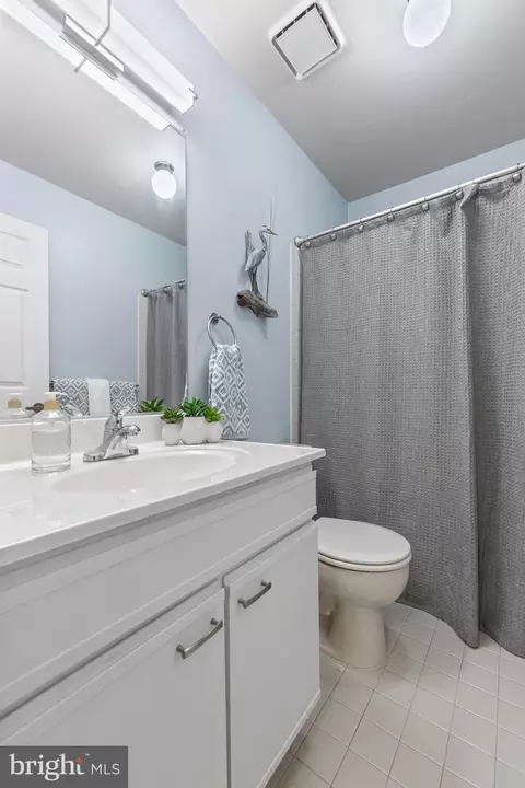 Bath - 903 Yardarm Ln, Annapolis, MD 21401 photo 3 of 3