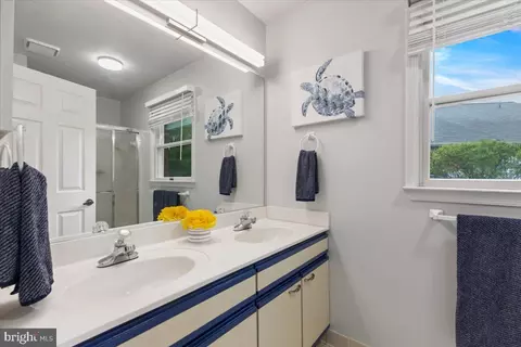 Bath - 903 Yardarm Ln, Annapolis, MD 21401 photo 1 of 3