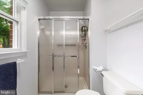 Bath - 903 Yardarm Ln, Annapolis, MD 21401 photo 2 of 3