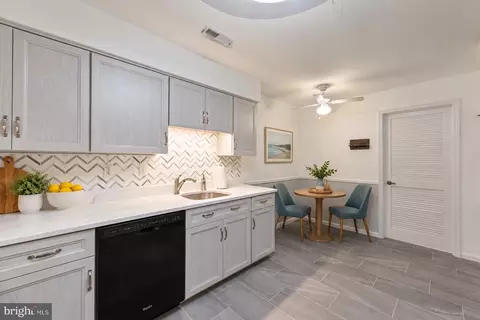 Kitchen - 903 Yardarm Ln, Annapolis, MD 21401 photo 3 of 4