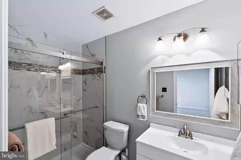 Bath - 8635 Willow Leaf Ln, Odenton, MD 21113 photo 2 of 3