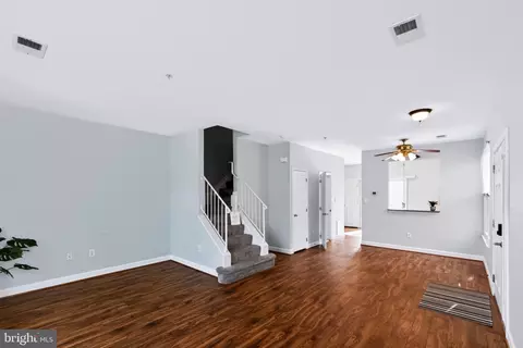 Living - 8635 Willow Leaf Ln, Odenton, MD 21113 photo 3 of 4