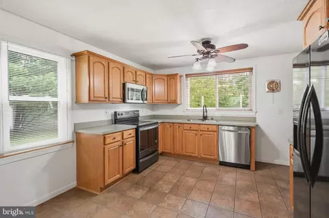 Kitchen - 26 Luke Dr, Pasadena, MD 21122 photo 2 of 2