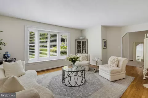 Living - 6400 Meadowlark Dr, Dunkirk, MD 20754 photo 2 of 3