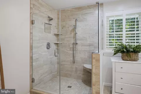 Bath - 6400 Meadowlark Dr, Dunkirk, MD 20754 photo 2 of 4