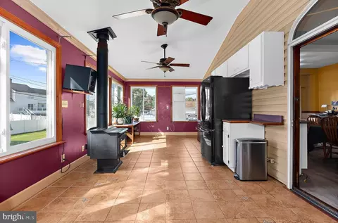 Entry Way - 545 Forest View Rd, Linthicum Heights, MD 21090 photo 5 of 9