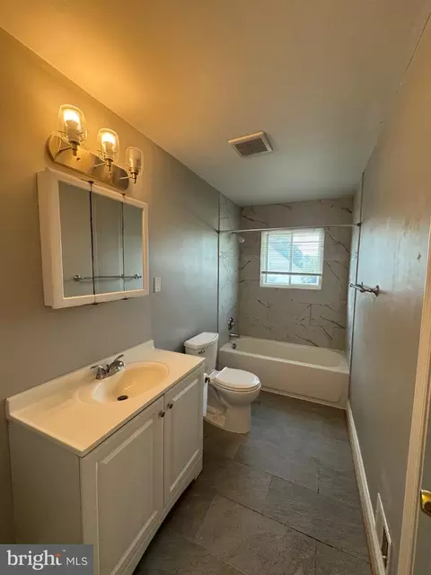 Bath - 1952 Forest Dr, Annapolis, MD 21401 photo 2 of 6