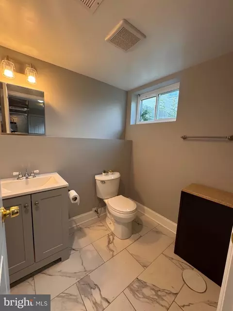 Bath - 1952 Forest Dr, Annapolis, MD 21401 photo 5 of 6