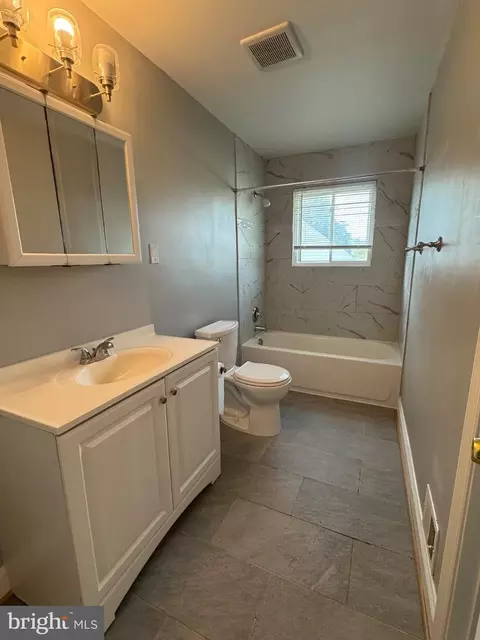 Bath - 1952 Forest Dr, Annapolis, MD 21401 photo 1 of 6