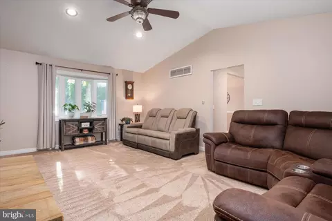 Entry Way - 1138 Valley Dr, Pasadena, MD 21122 photo 5 of 11