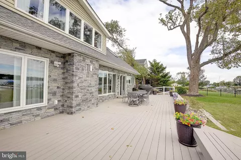 Exterior - 8107 Ventnor Rd, Pasadena, MD 21122 photo 4 of 9