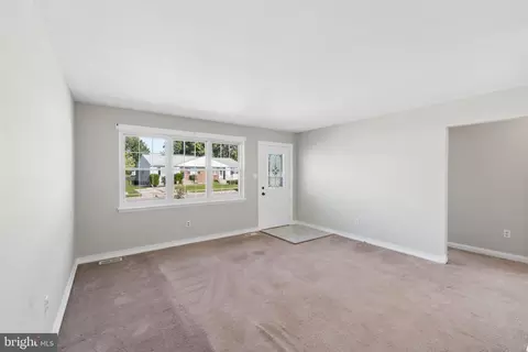 Living - 875 Turf Valley Dr, Pasadena, MD 21122 photo 2 of 4