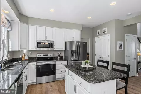 Kitchen - 2402 Summershade Ct, Odenton, MD 21113 photo 3 of 4