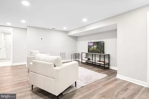 Living - 370 Sherman Ave, Arnold, MD 21012 photo 2 of 2