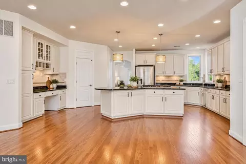 Kitchen - 27 Hunting Ct, Edgewater, MD 21037 photo 4 of 8
