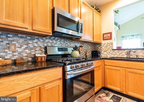 8304 Lyndhurst St, Laurel, MD 20724 photo 2