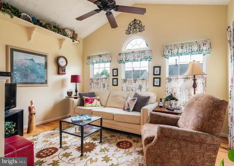 8304 Lyndhurst St, Laurel, MD 20724 photo 3