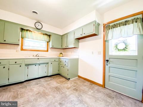 37 E Railroad St, Lonaconing, MD 21539 photo 7