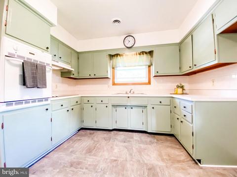 37 E Railroad St, Lonaconing, MD 21539 photo 8