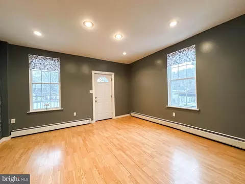 Living - 7 E Florida Way, Lonaconing, MD 21539 photo 1 of 8