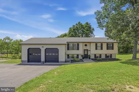 10110 Hillcrest Dr, Cumberland, MD 21502