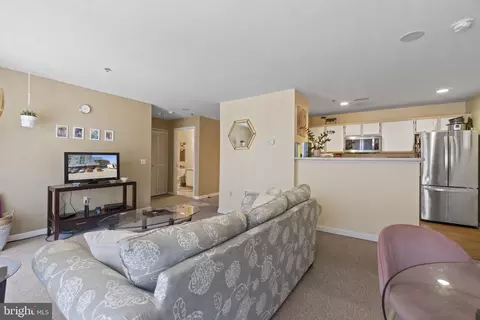 2702 Lighthouse Pt E #615, Baltimore, MD 21224 photo 8