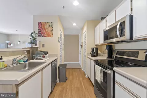 2702 Lighthouse Pt E #615, Baltimore, MD 21224 photo 6