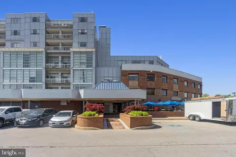 2702 Lighthouse Pt E #615, Baltimore, MD 21224