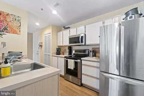 2702 Lighthouse Pt E #615, Baltimore, MD 21224 photo 5