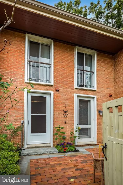 2 Palmer Green Ct, Baltimore, MD 21210