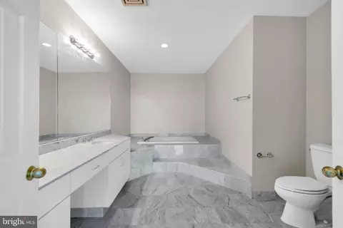 Bath - 100 Harborview Dr #1709, Baltimore, MD 21230 photo 2 of 3